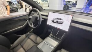 Tesla otonom sürüş iddialarıyla tüketicileri aldatıyor mu?