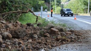 Trabzon'da yamaçtan kopan toprak ve kaya yolu kapattı