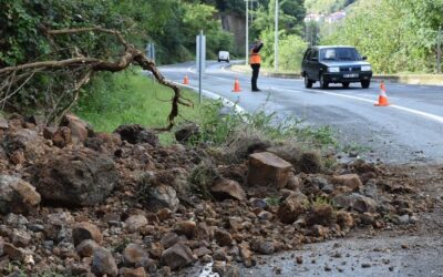 Trabzon'da yamaçtan kopan toprak ve kaya yolu kapattı
