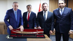 Trabzonspor, Başkan Recep Tayyip Erdoğan'a Sürmene kılıcı takdim etti