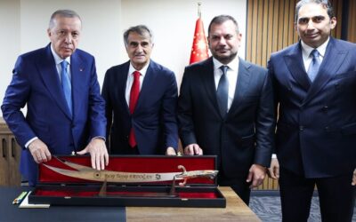 Trabzonspor, Başkan Recep Tayyip Erdoğan'a Sürmene kılıcı takdim etti