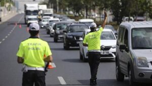 Trafik güvenliği hamlesi: "Dur" ihtarına uymayan sürücüye ağır ceza