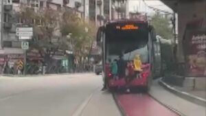Tramvayın arkasında tehlikeli yolculuk