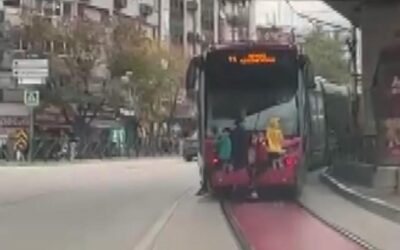Tramvayın arkasında tehlikeli yolculuk
