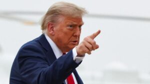 "Düşmanca davranıyor"… Trump'tan Çin'e ağır misilleme: Yüzde 100 ek vergi