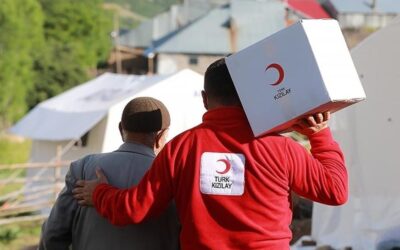 Türk Kızılaydan alevlerle boğuşan iki ile yardım