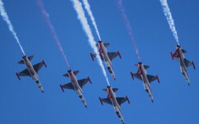 Türk Yıldızları yine nefesleri kesti: Gökyüzünü fethettiler
