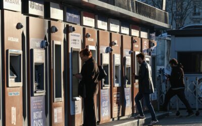 Türkiye'de bankacılık dönüşüyor: Şube sayısı azalıyor, dijital hız artıyor