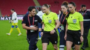 Türkiye-Kosova maçında hakem baygınlık geçirdi!