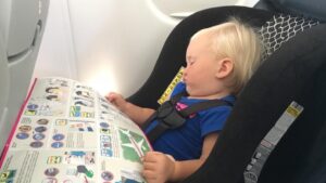 Uçakta bebekleri sakinleştirmenin 3 yöntemi