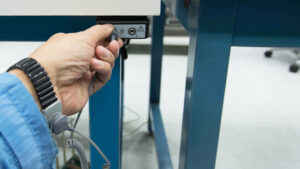 Bilgisayar toplarken neden bileklik takmalısınız?