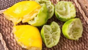 Uğraştırıcı yöntemlere son: Limonu böyle tutun, böyle sıkın! Suyu bol bol aksın…