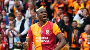 Victor Osimhen Okan Buruk'u yakaladı