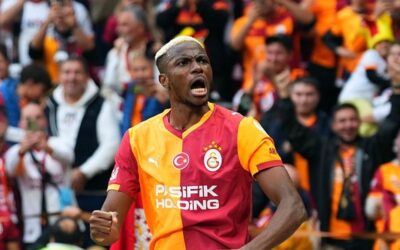 Victor Osimhen Okan Buruk'u yakaladı