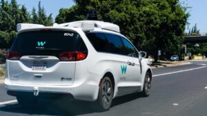 Waymo haftada bir milyon robotaksi yolculuğu hedefliyor