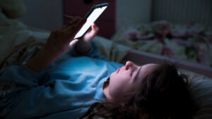 Yatmadan önce telefona bakmak, uyku sağlığını gerçekten etkiliyor mu?