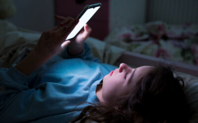 Yatmadan önce telefona bakmak, uyku sağlığını gerçekten etkiliyor mu?