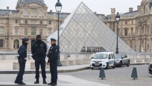 Yedi dakikada paha biçilmez mücevherler çalındı: Louvre Müzesi’nde neler oldu?