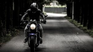 Yeni trafik düzenlemesi: Eldivensiz motosiklet kullanımına ceza geliyor