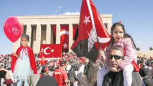 Yeryüzüne sığmayan ay yıldız sevdası