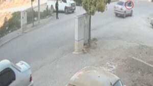 Yolun karşısına geçmeye çalışan öğrenciye otomobil çarptı: O anlar kamerada