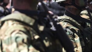 Yunanistan'da askerler ayaklandı! Çok sayıda kişi başbakanlık binasına yürüdü