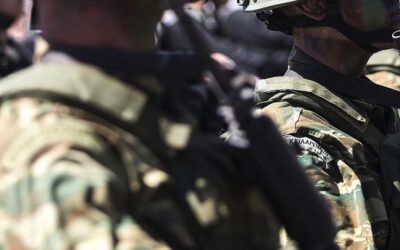 Yunanistan'da askerler ayaklandı! Çok sayıda kişi başbakanlık binasına yürüdü